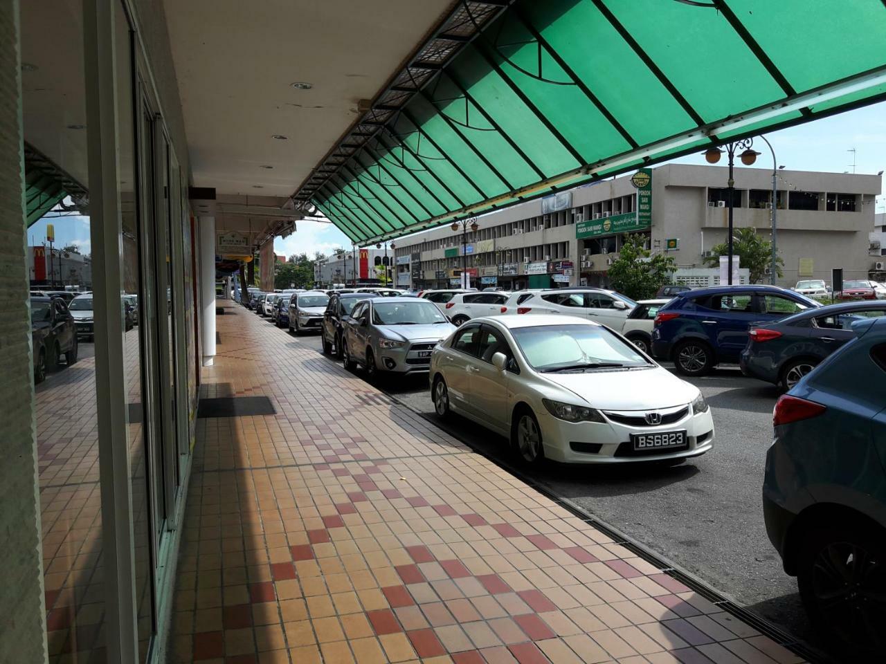Ez Lodgings Kampong Gadong Bagian luar foto