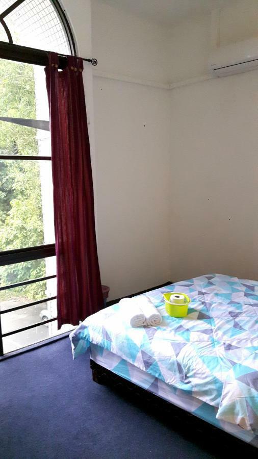 Ez Lodgings Kampong Gadong Bagian luar foto